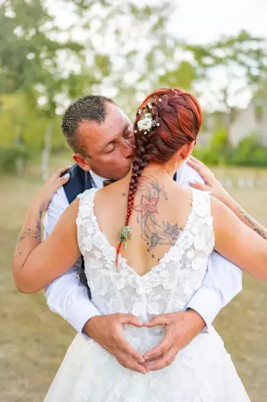 Photographe-mariage-jura--couple-mariés-pose- baiser mariés photographe de mariage jura