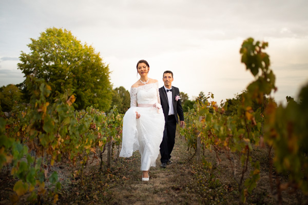 Mariés-vignes Les mariés se baladent dans les vignes