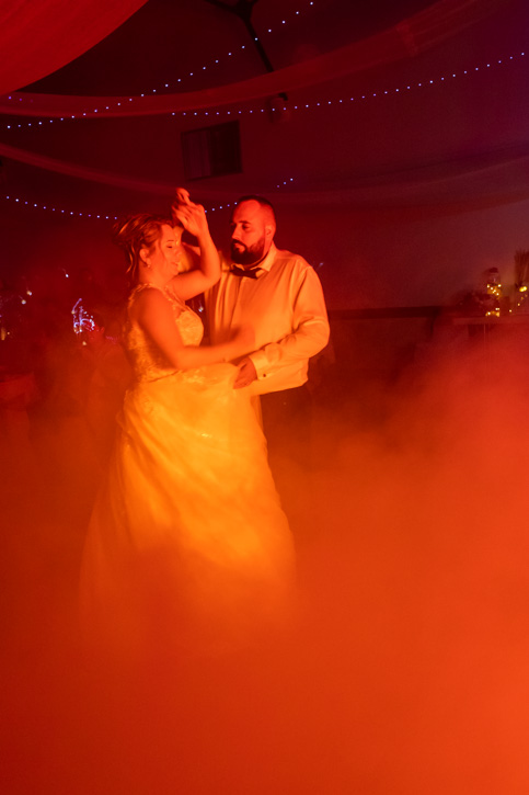 La Fête Couple de Mariés qui dansent à l'ouverture de bal