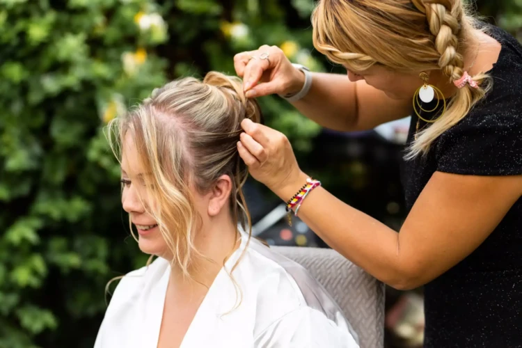 mariée qui se fait coiffer pendant les préparatifs de son mariage
