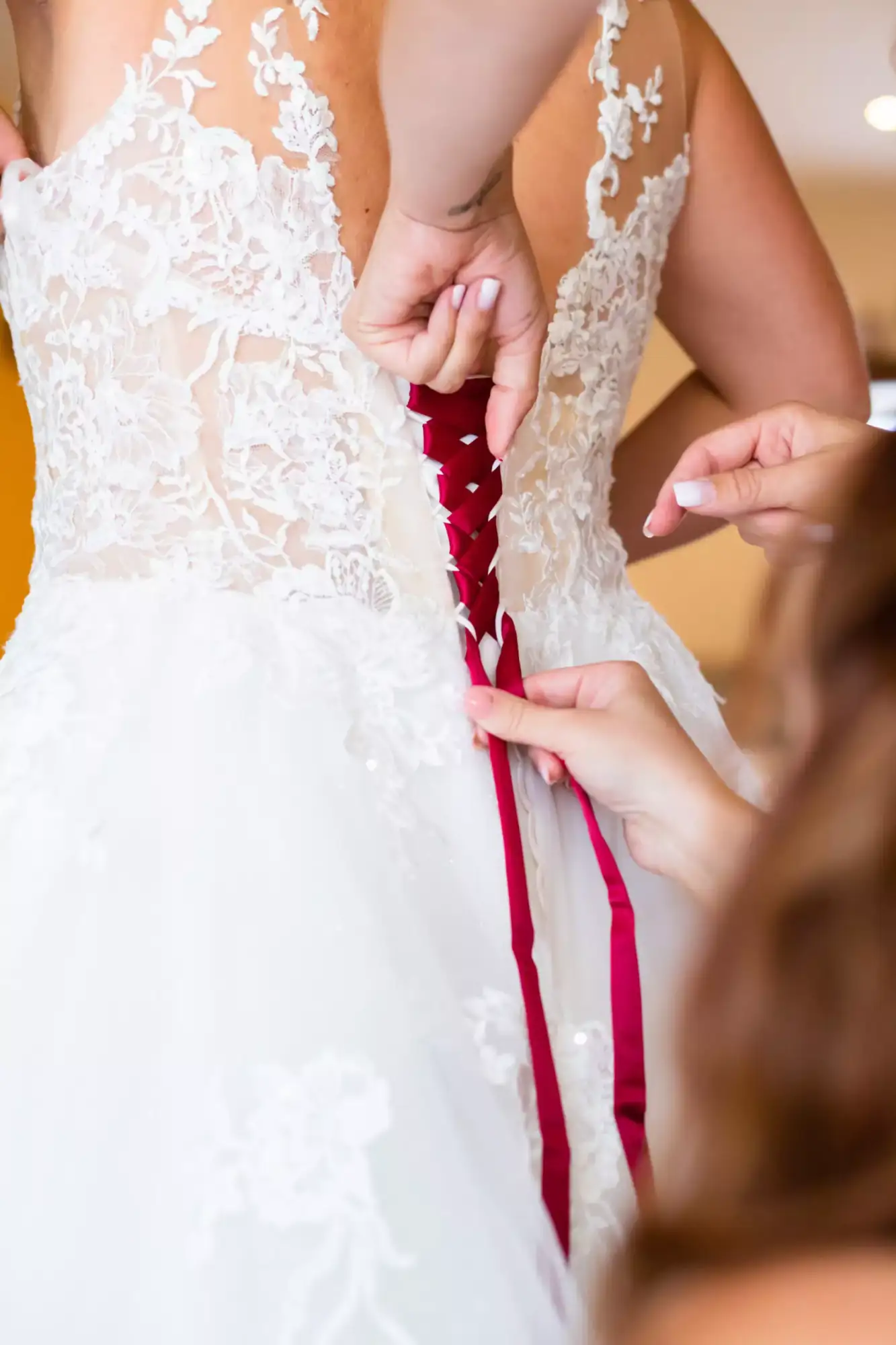 Détails de la robe et des accessoires de la mariée