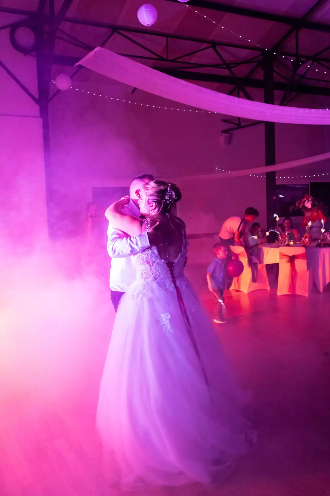Les mariés dansent pendant leur soirée de mariage