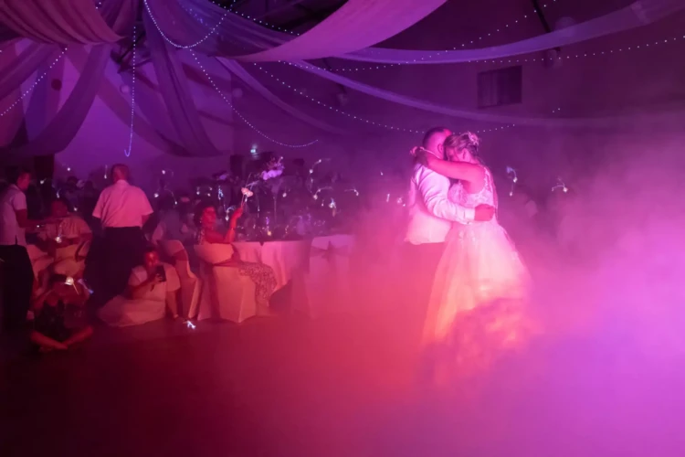 Mariés dansant pendant la soirée de mariage