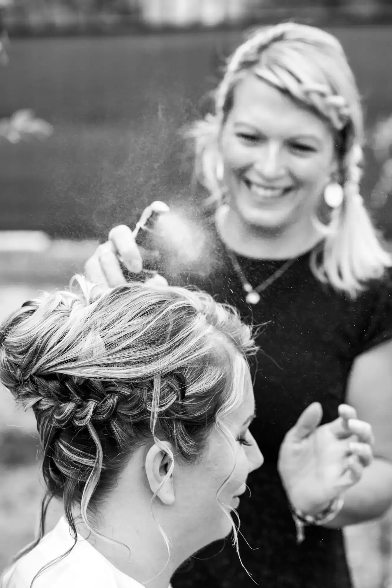 La mariée se fait coiffer avant la cérémonie