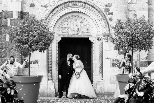 les mariés sorte de l'église