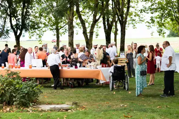 Invités réunis autour des tables pendant le vin d’honneur Invités réunis autour des tables pendant le vin d’honneur