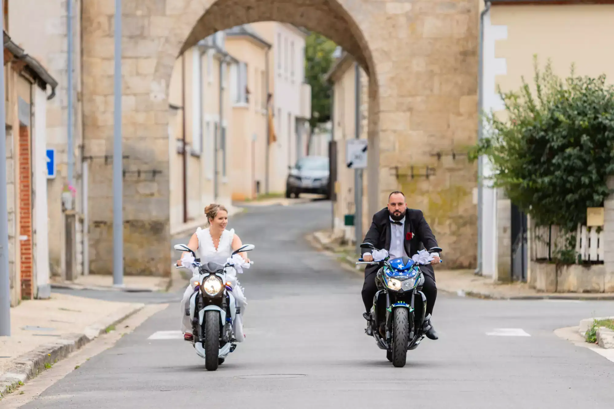 Arrivée des mariés à moto devant l'église