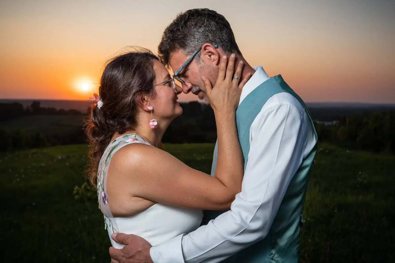 photo de mariés au coucher de soleil vers Poligny