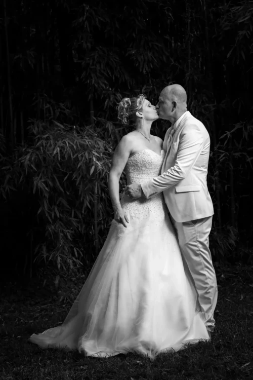 baiser mariés photographe de mariage jura