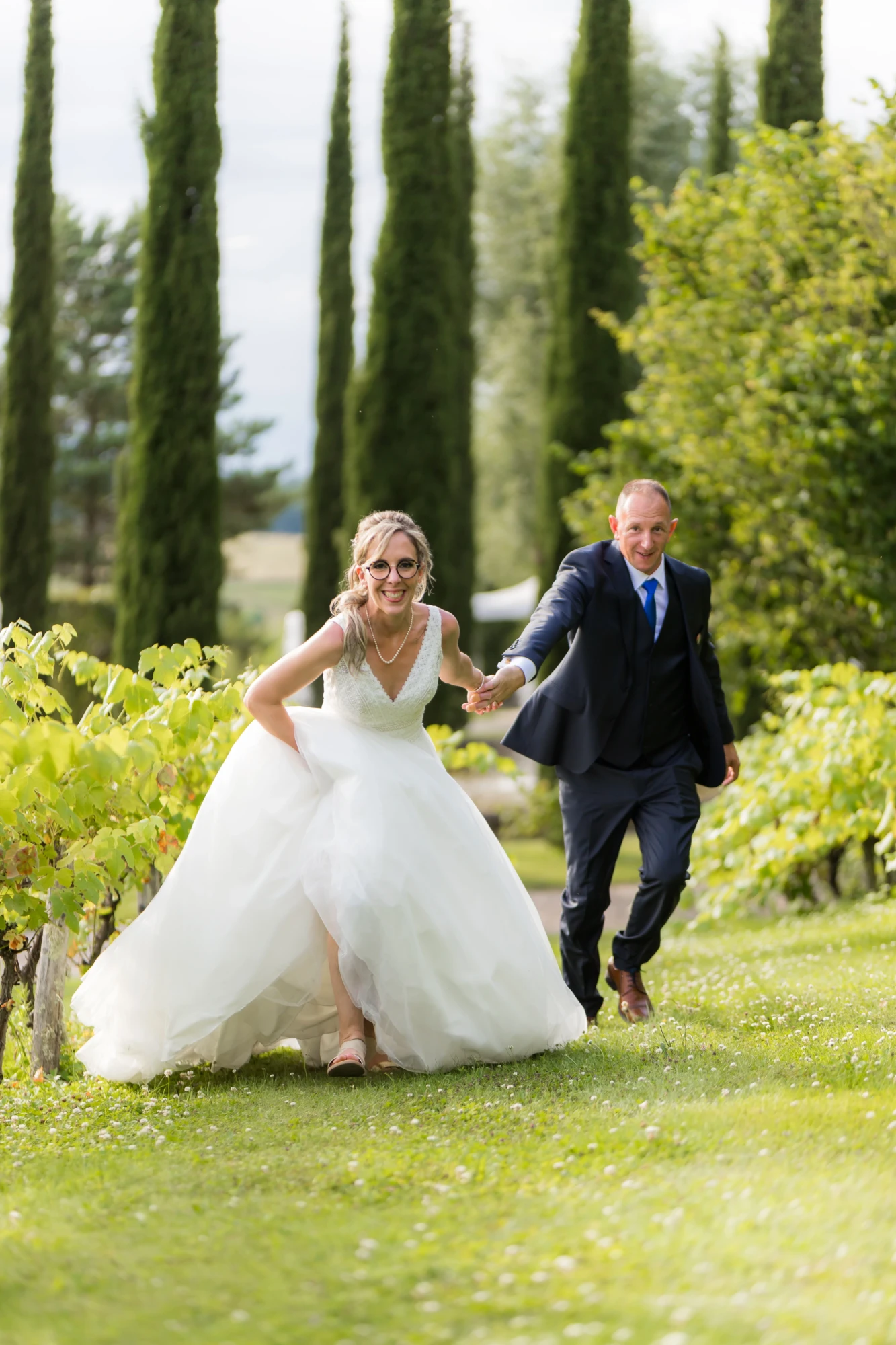 Mariés courent dans les vignes photographe mariage dole jura
