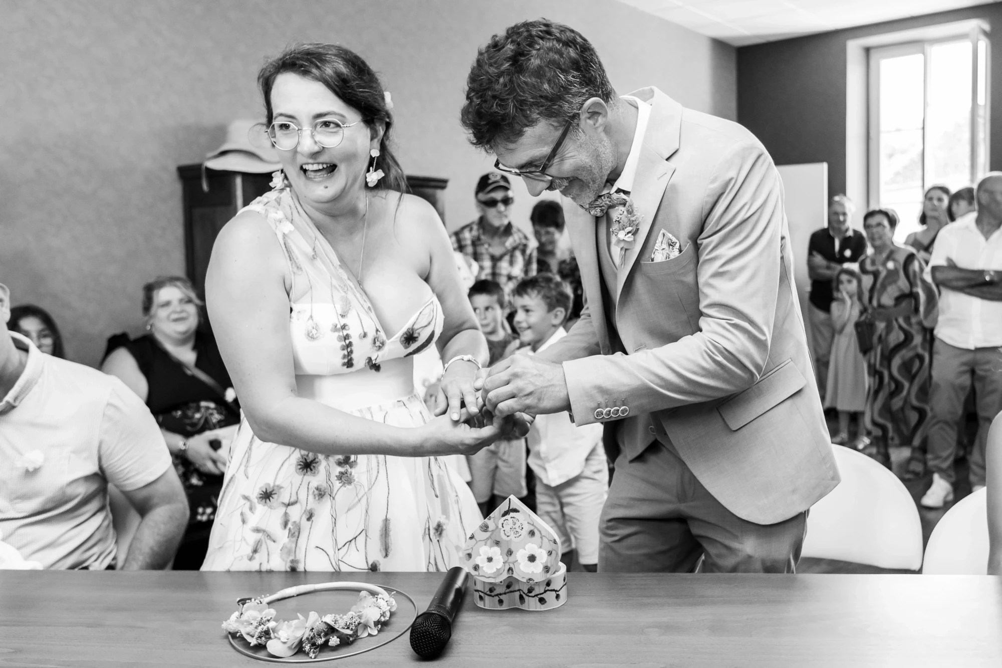 Photo-couple-mariage-Poligny-Arbois-Jura-alliance-mairie