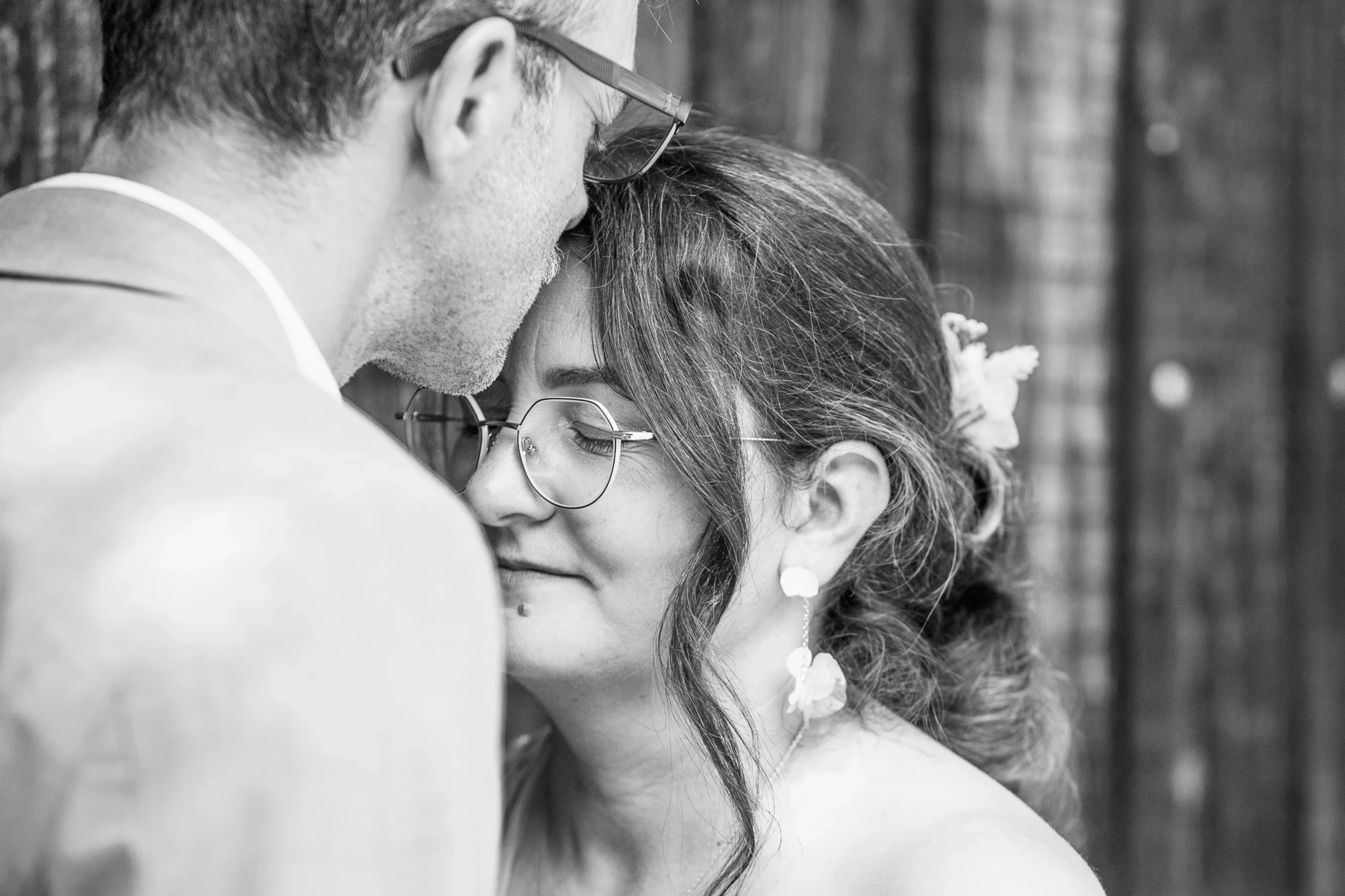 Photo-couple-mariage-Poligny-Arbois-Jura-baiser-naturel
