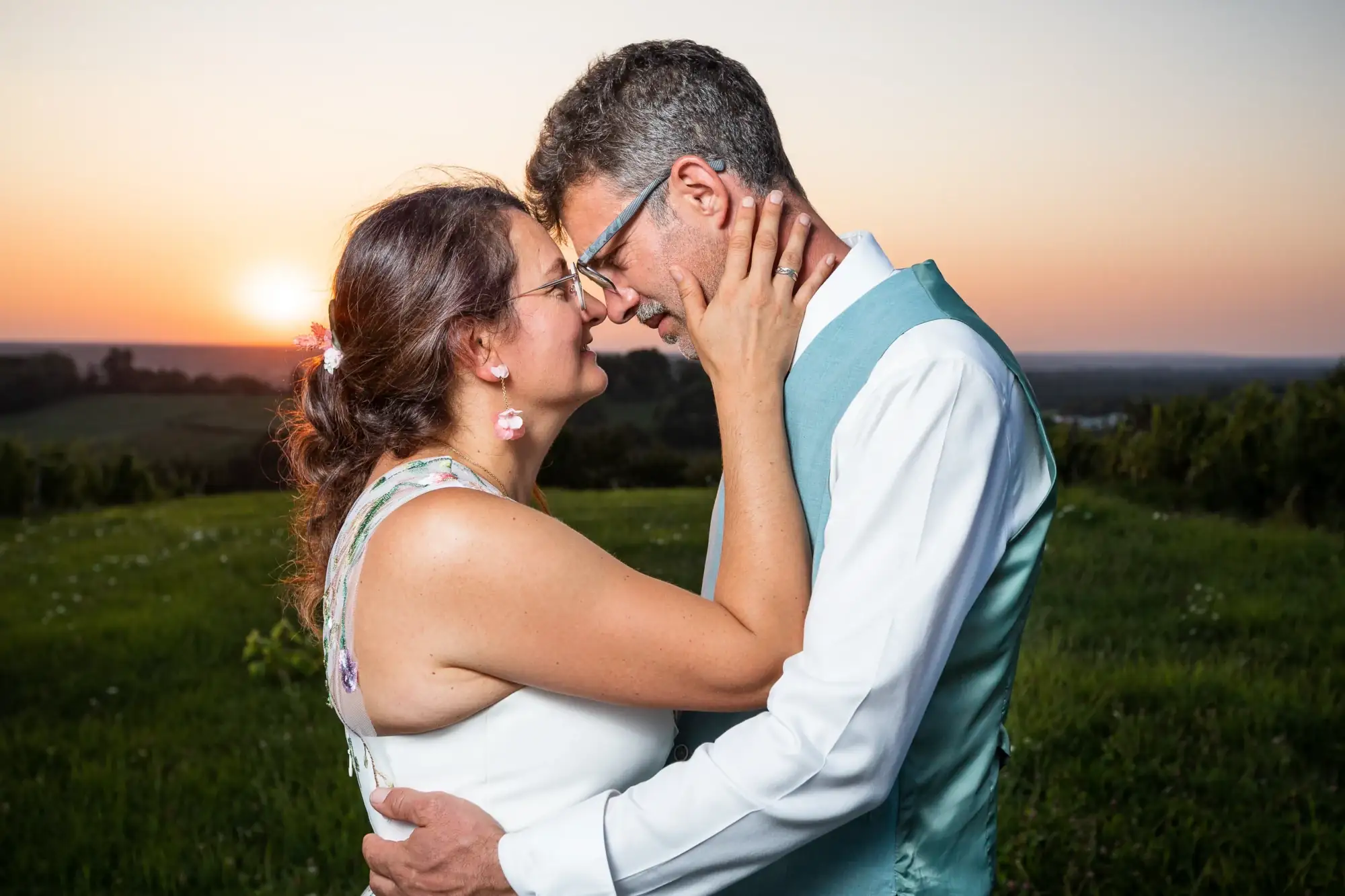 Photo-couple-mariage-Poligny-Arbois-Jura-choucher de soleil-naturel