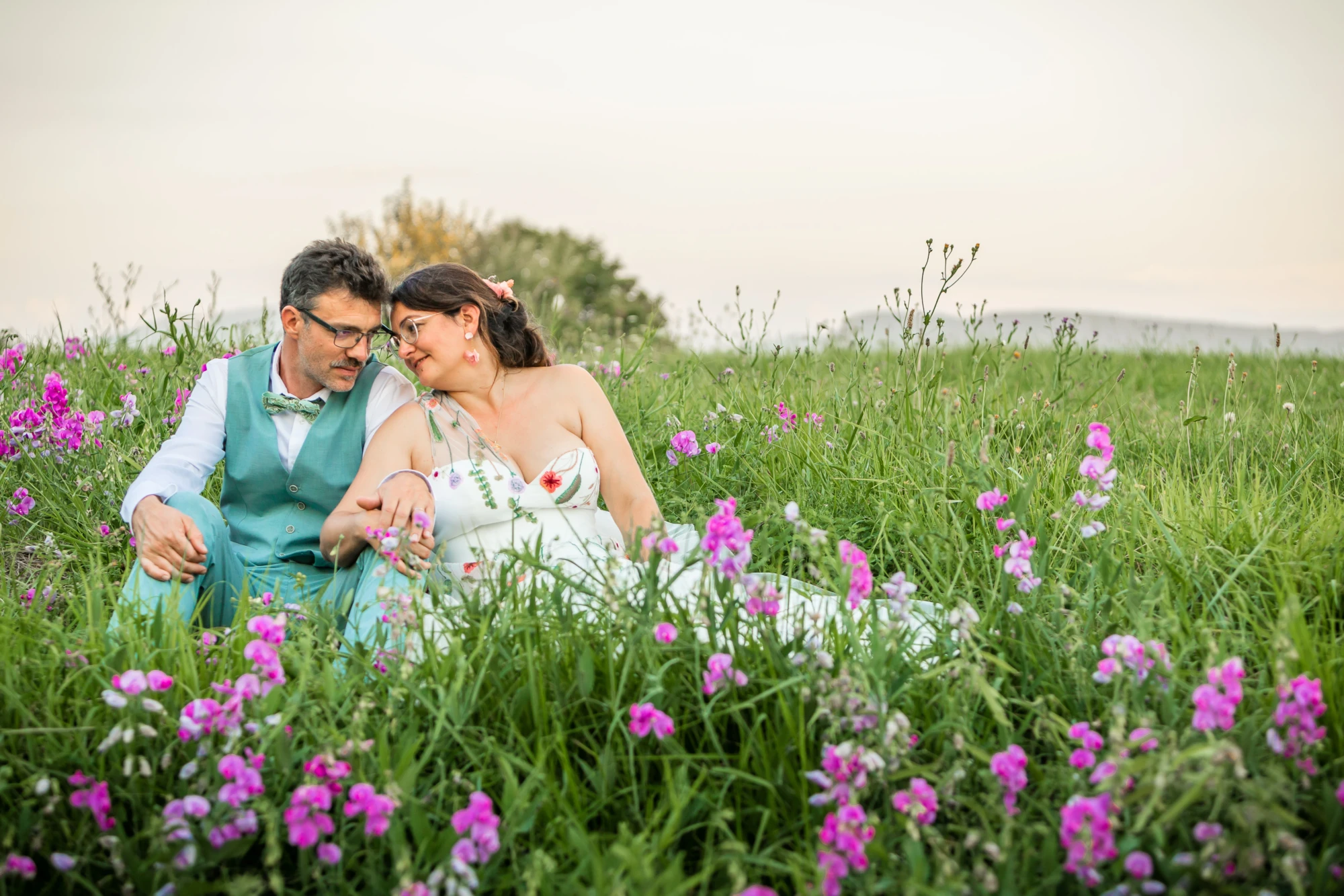 Photo-couple-mariage-Poligny-Arbois-Jura-nature-fleur