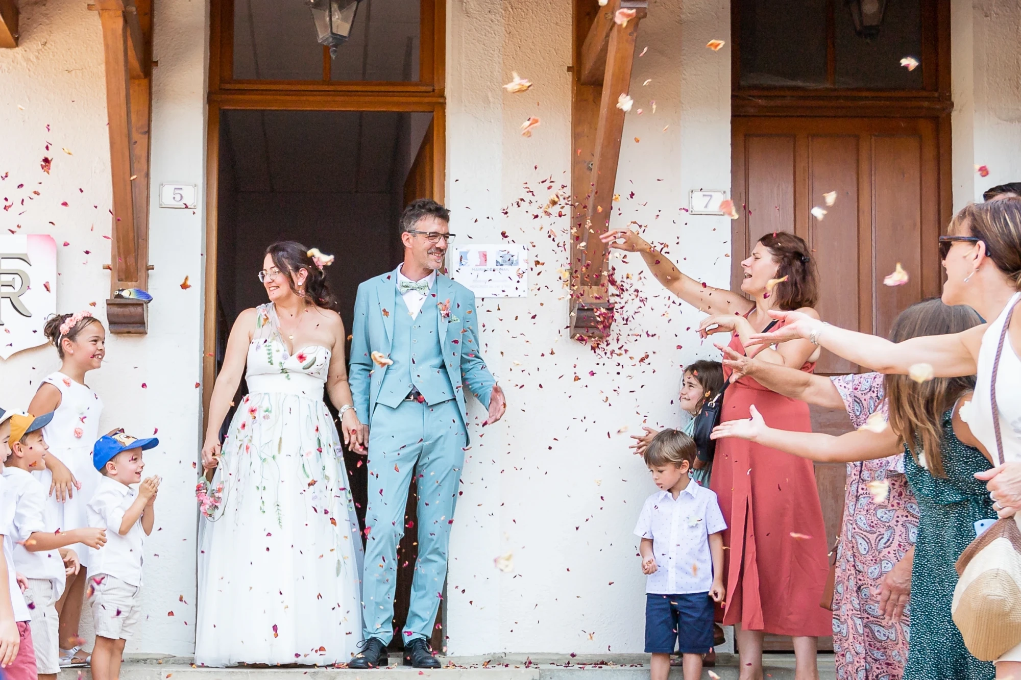 Photo-couple-mariage-Poligny-Arbois-Jura-sortie-mairie