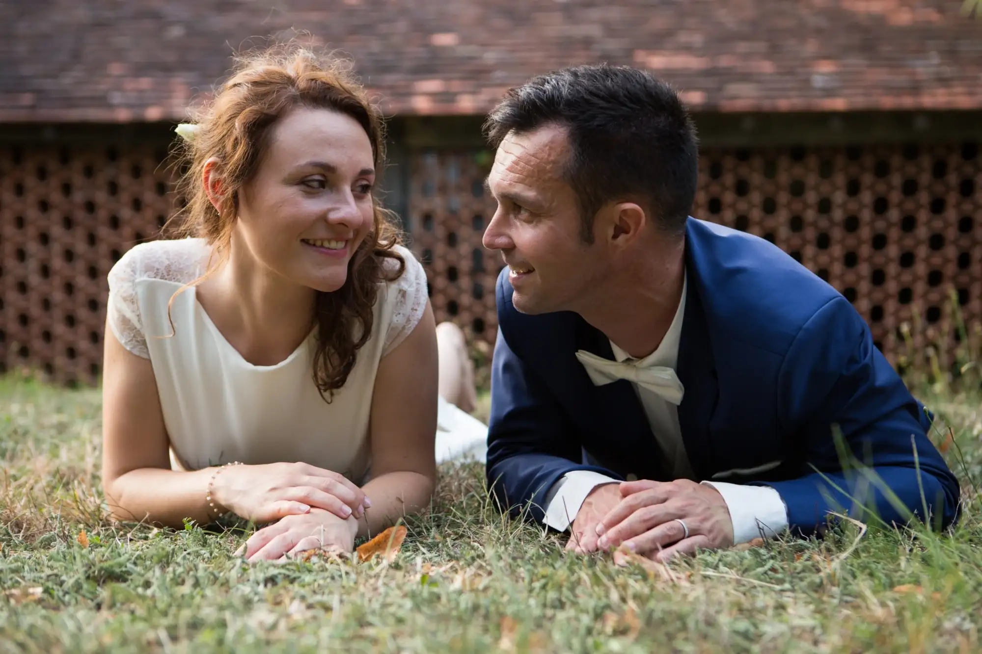 Photo couple mariés allongés