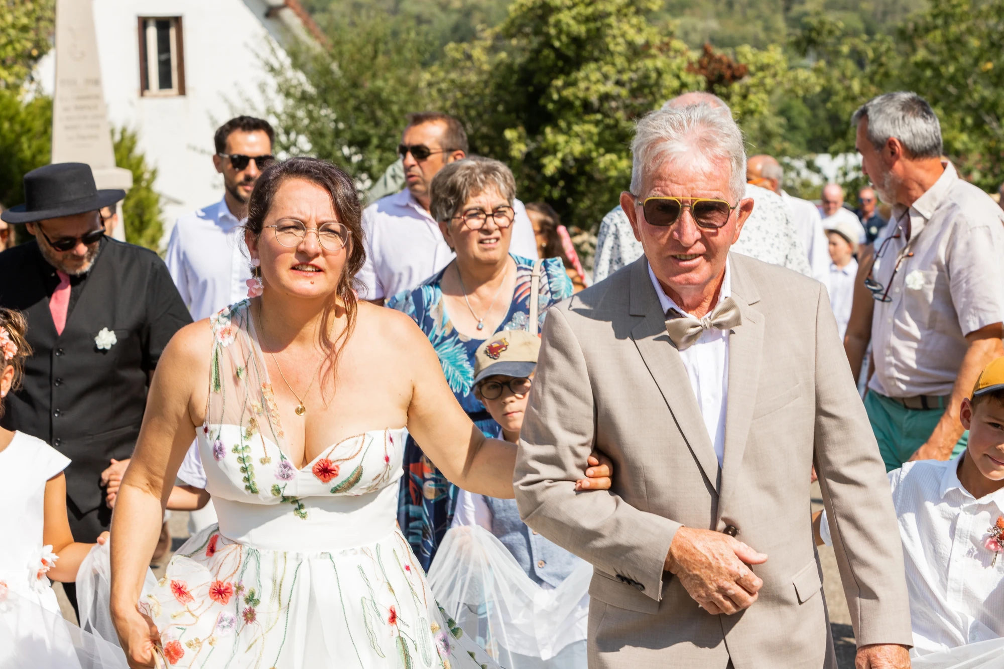 Photographe-mariage-Poligny-Arbois-Jura-mariée-cortège