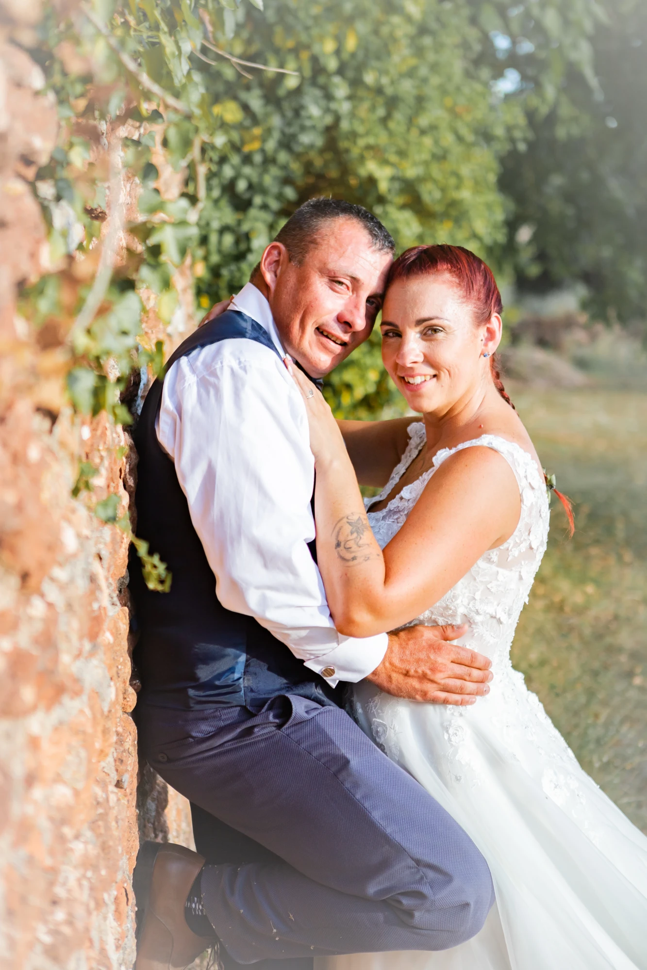 pose de mariés enlacés photographe jura