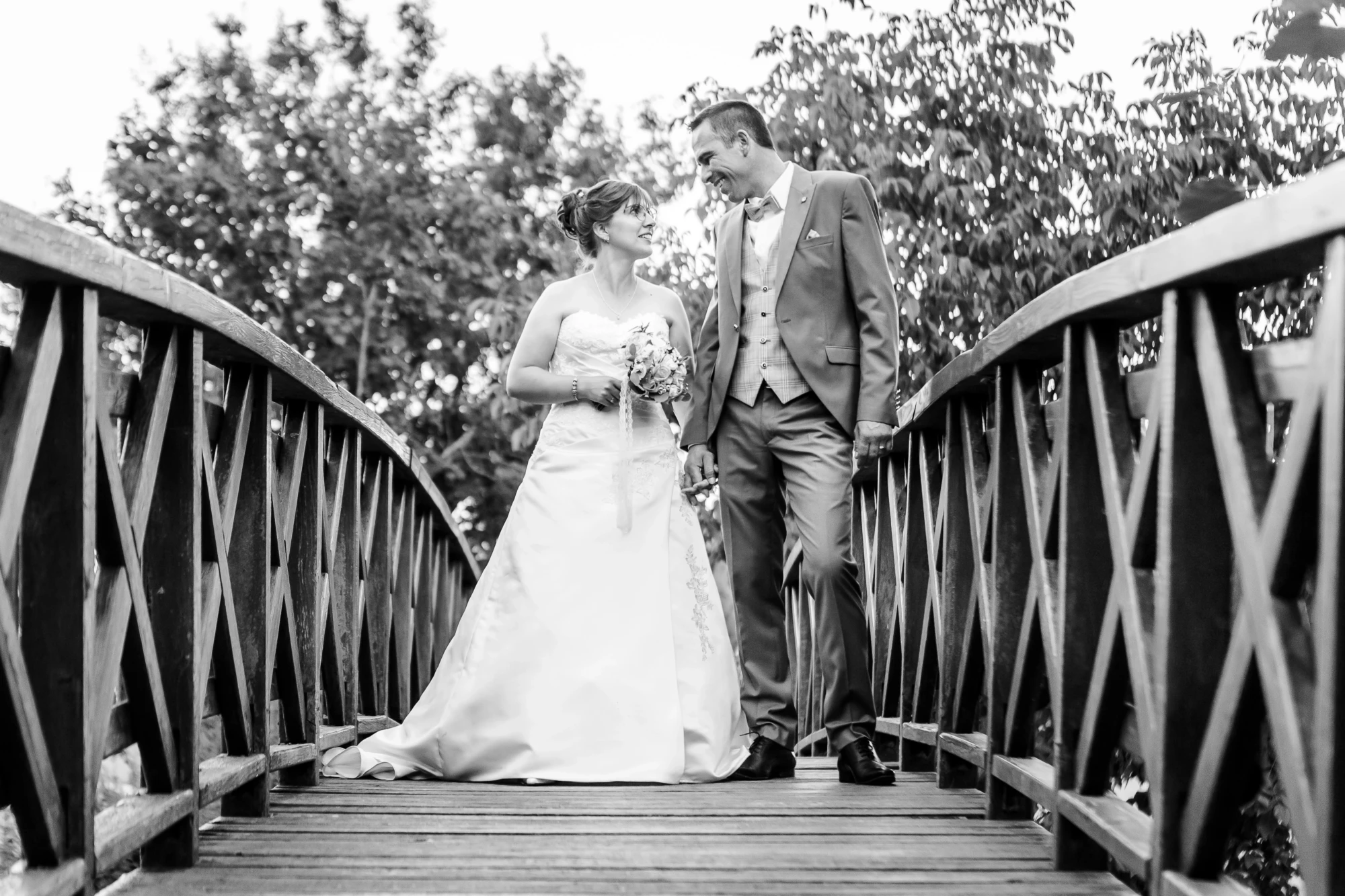 Pose d'un couple de mariés sur un pont