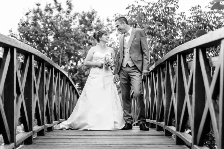 Pose-couple-mariage-pont Les mariés lors d'une séance photo de couple sur un pont