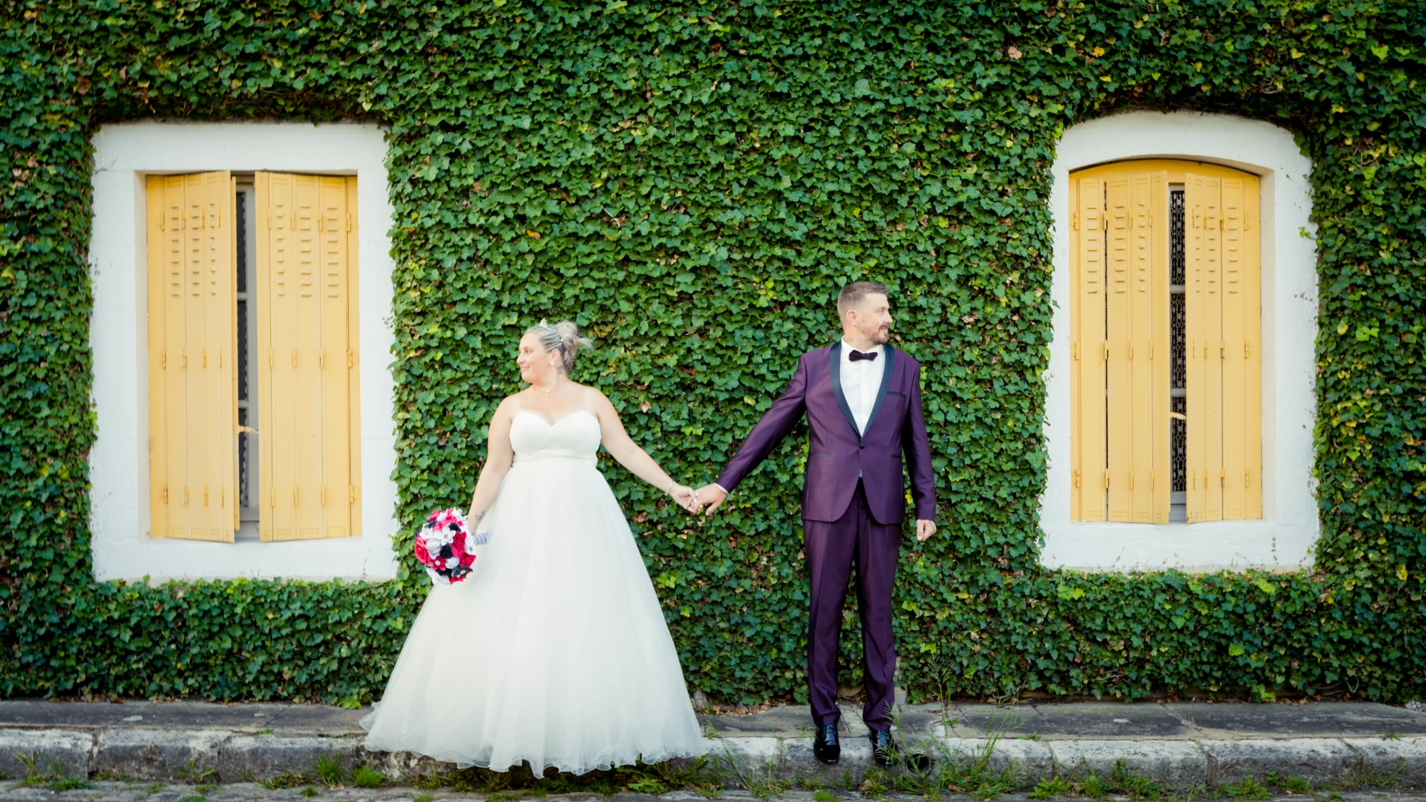pose originale d'un couple lors d'un mariage en utilisant la symétrie du décor