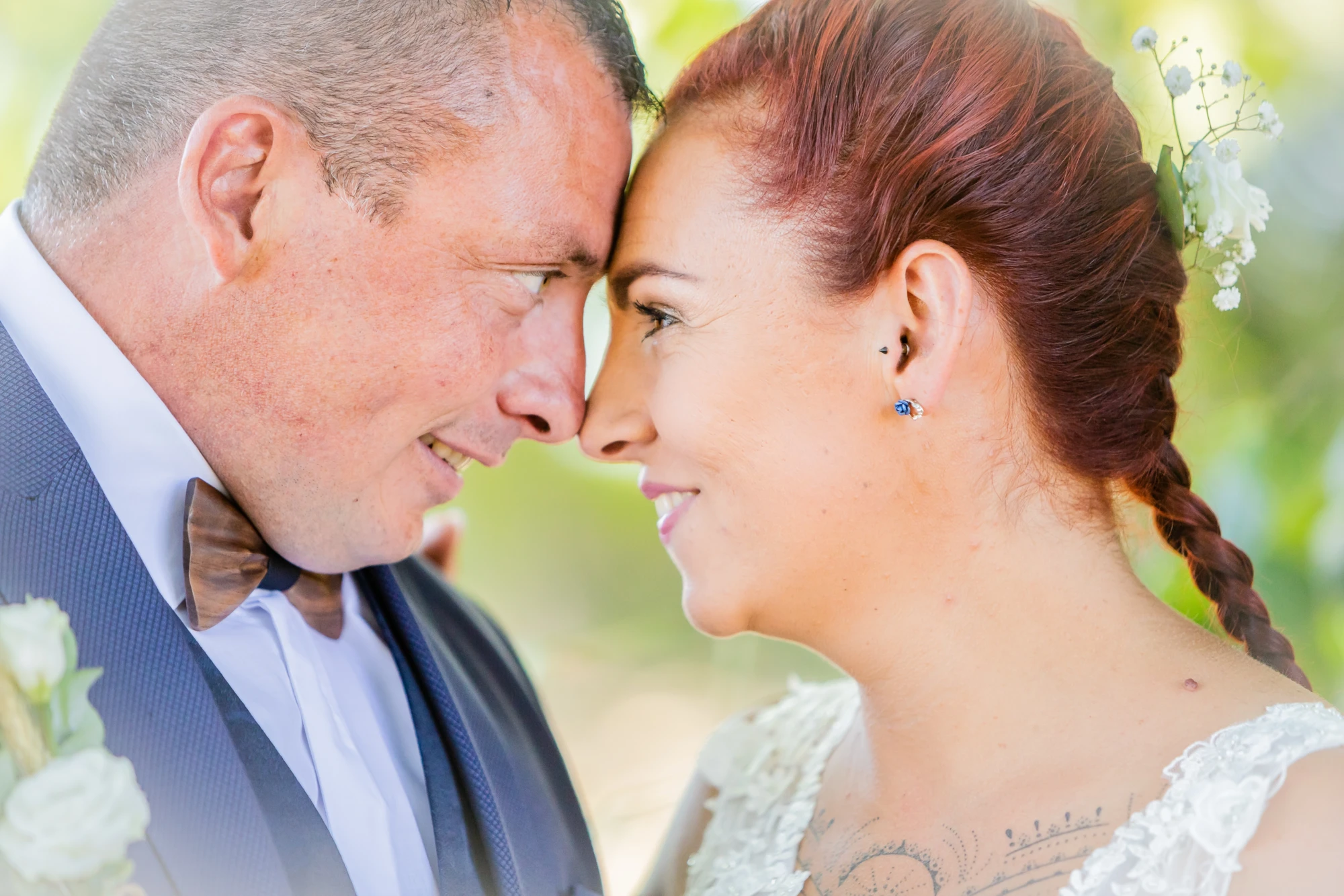 photo couple mariage gros plan front contre front