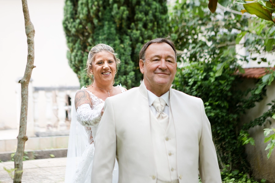La mariée pose la main sur l'épaule du marié lors de leur découverte à Sellières
