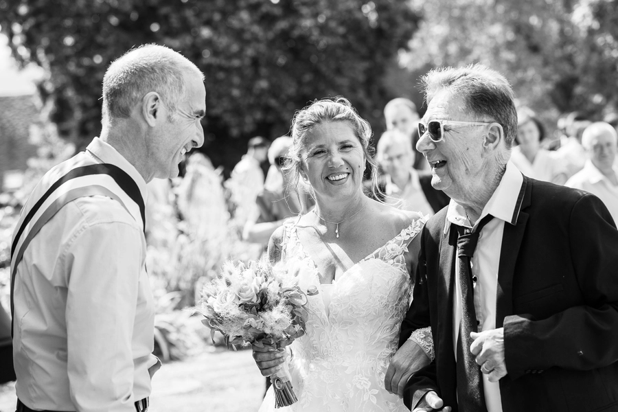 La mariée entourée de son père et du maire avant la cérémonie à Ruffey-sur-Seille