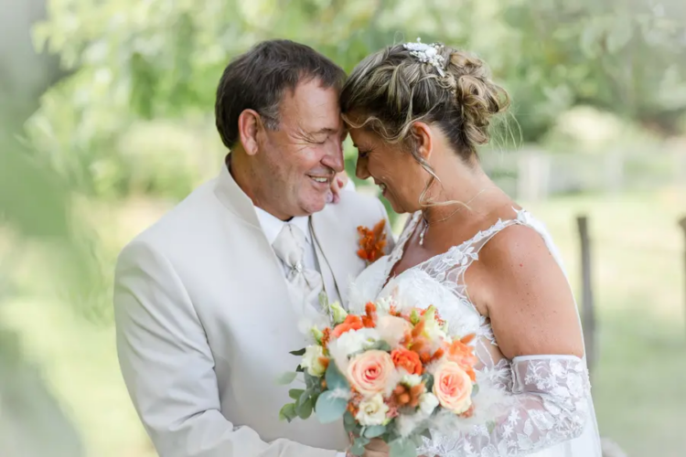 Portrait des mariés avec leur bouquet lors de la séance couple dans le Jura