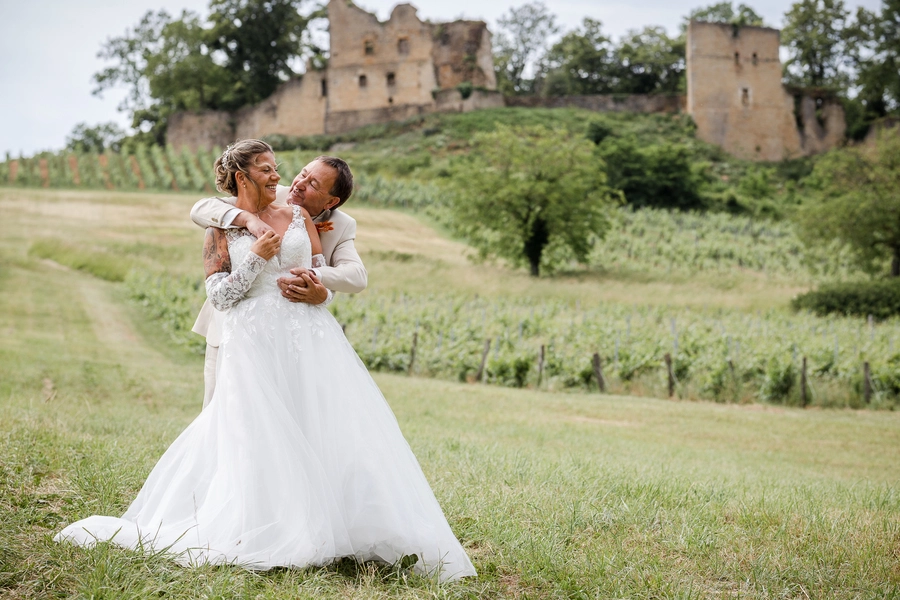 Séance couple devant les ruines d'Arlay dans le vignoble du Jura