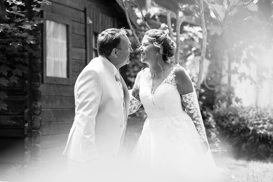 Portrait de couple en noir et blanc lors de leur first look à Sellières