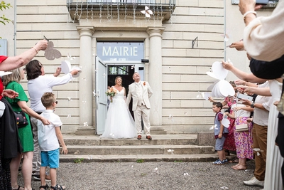 Sortie des mariés de la mairie de Ruffey-sur-Seille sous une pluie de confettis