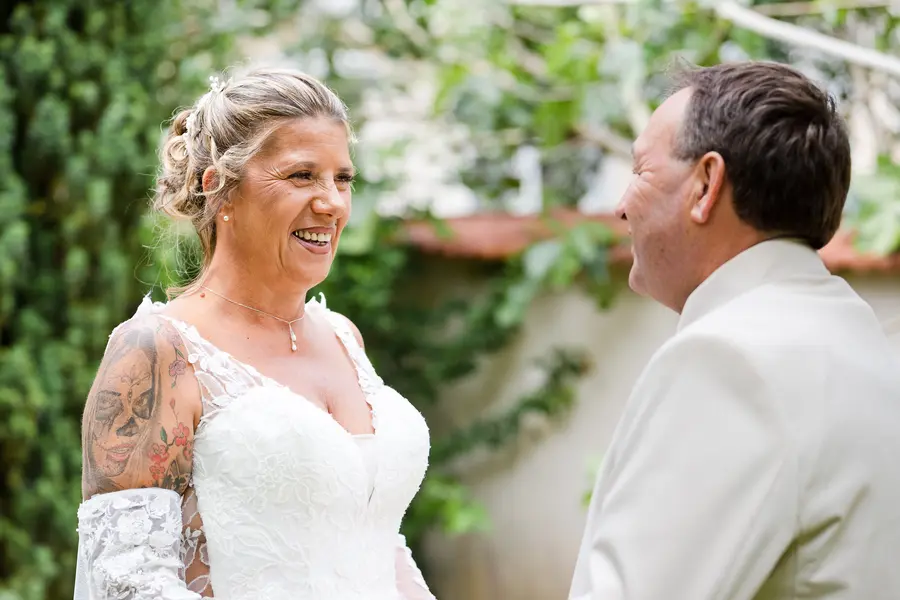 Sourire de la mariée pendant la découverte des mariés à Sellières