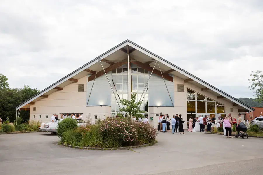 Arrivée des mariés et des invités à la salle des fêtes de Domblans