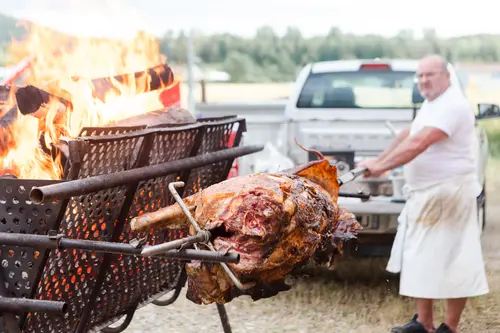 Cochon à la broche pendant le repas de mariage à Domblans
