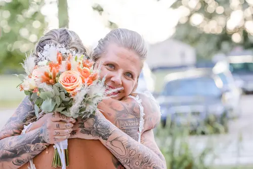 Complicité de mariée avec sa fille après le jeu du bouquet à Domblans