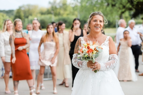 La mariée offre son bouquet à sa fille pendant le mariage à Domblans
