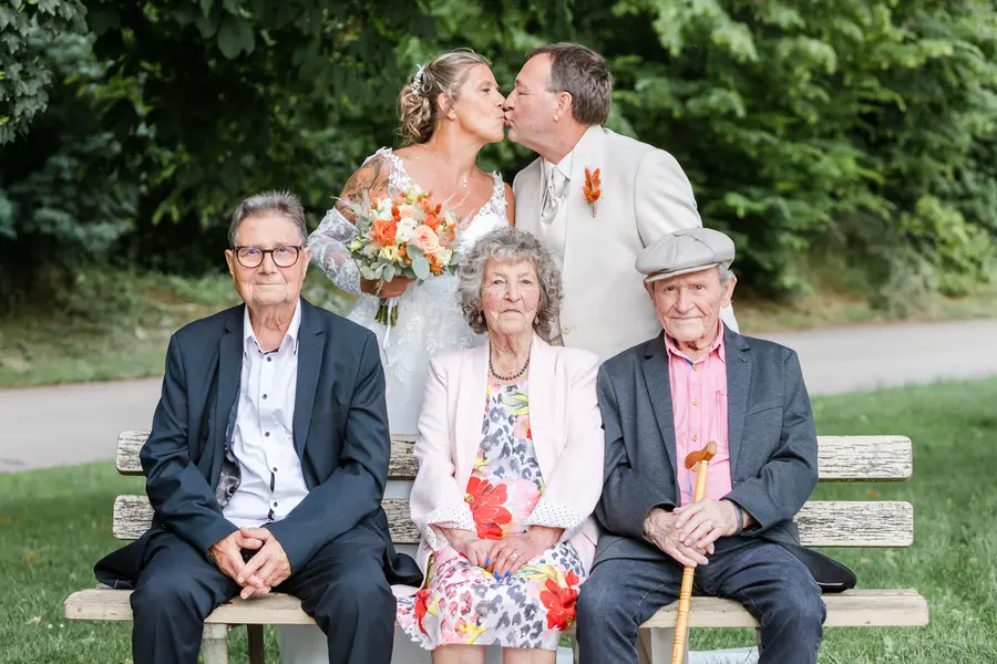 Photo de famille des mariés avec leurs parents à Domblans