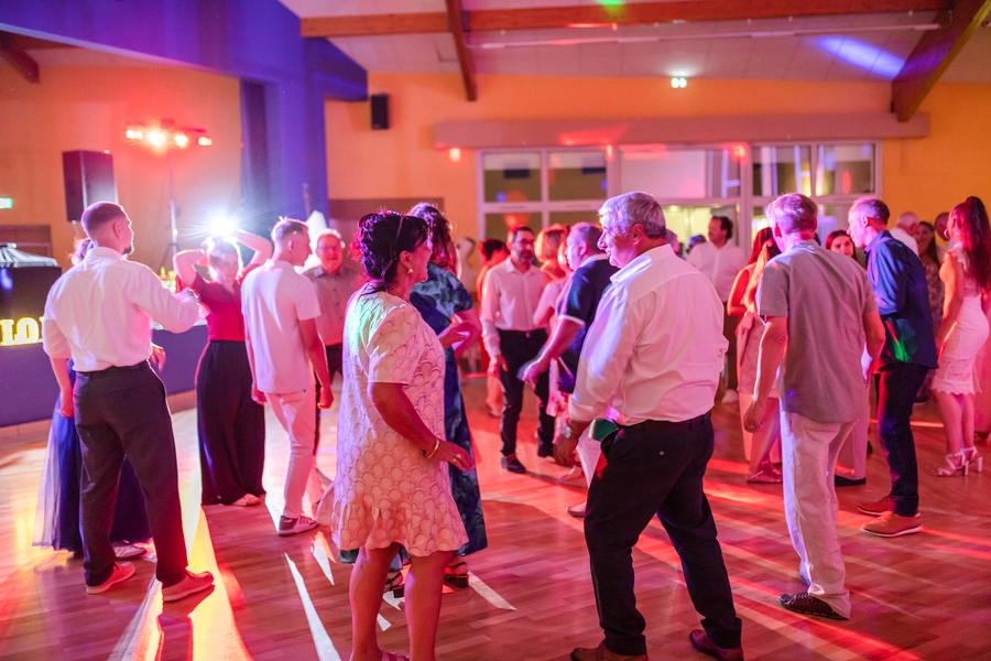 Soirée dansante des mariés et de leurs invités à la salle des fêtes de Domblans