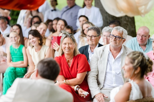 Émotion d'un invité pendant la cérémonie laïque à Ruffey-sur-Seille
